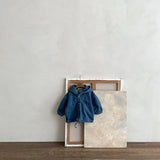 LittleStyle trendy unisex kinderjas, gemaakt van duurzame en comfortabele stof – perfecte pasvorm voor dagelijks gebruik en alle seizoenen.