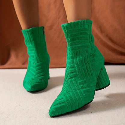 Stijlvolle suède enkellaarzen met hak en rits voor dames – Elegante, comfortabele laarzen met een verfijnde suède afwerking, ideaal voor elke gelegenheid.








