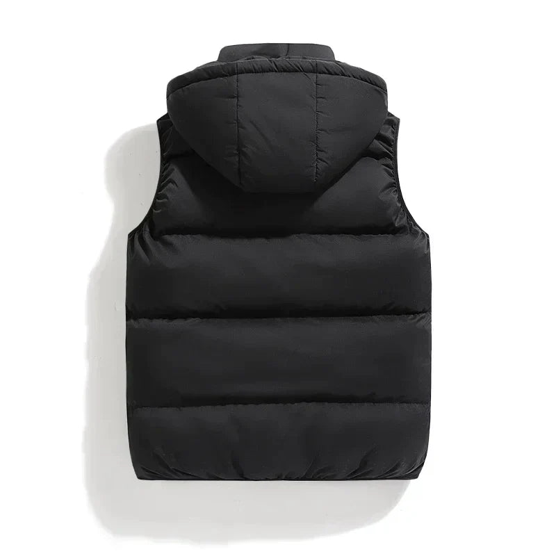 Heren bodywarmer met capuchon en voering in diverse kleuren – warme isolatie, waterafstotend materiaal en comfortabele pasvorm voor koude dagen.