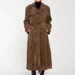 Seraphine elegante suede trenchcoat voor dames – luxe jas van zacht suède met klassieke pasvorm, ceintuurlint en verfijnde details, perfect voor werk en speciale gelegenheden.