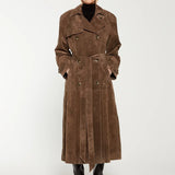 Seraphine elegante suede trenchcoat voor dames – luxe jas van zacht suède met klassieke pasvorm, ceintuurlint en verfijnde details, perfect voor werk en speciale gelegenheden.