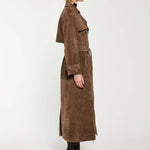 Seraphine elegante suede trenchcoat voor dames – luxe jas van zacht suède met klassieke pasvorm, ceintuurlint en verfijnde details, perfect voor werk en speciale gelegenheden.