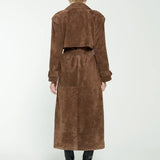 Seraphine elegante suede trenchcoat voor dames – luxe jas van zacht suède met klassieke pasvorm, ceintuurlint en verfijnde details, perfect voor werk en speciale gelegenheden.