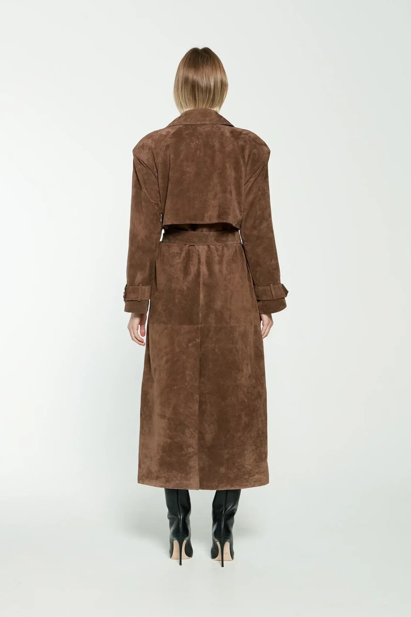 Seraphine elegante suede trenchcoat voor dames – luxe jas van zacht suède met klassieke pasvorm, ceintuurlint en verfijnde details, perfect voor werk en speciale gelegenheden.