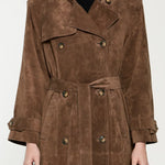 Seraphine elegante suede trenchcoat voor dames – luxe jas van zacht suède met klassieke pasvorm, ceintuurlint en verfijnde details, perfect voor werk en speciale gelegenheden.