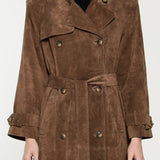 Seraphine elegante suede trenchcoat voor dames – luxe jas van zacht suède met klassieke pasvorm, ceintuurlint en verfijnde details, perfect voor werk en speciale gelegenheden.