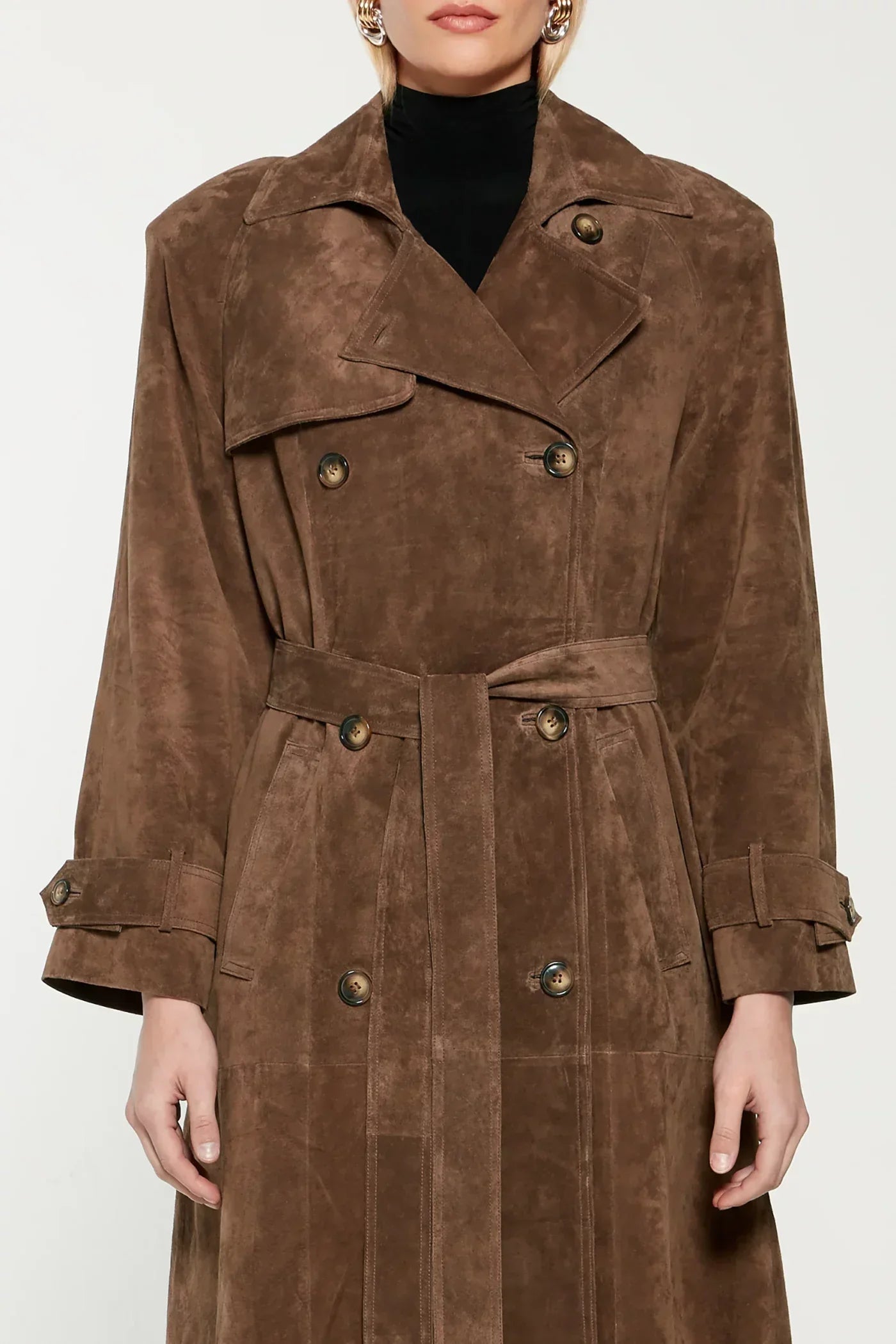Seraphine elegante suede trenchcoat voor dames – luxe jas van zacht suède met klassieke pasvorm, ceintuurlint en verfijnde details, perfect voor werk en speciale gelegenheden.