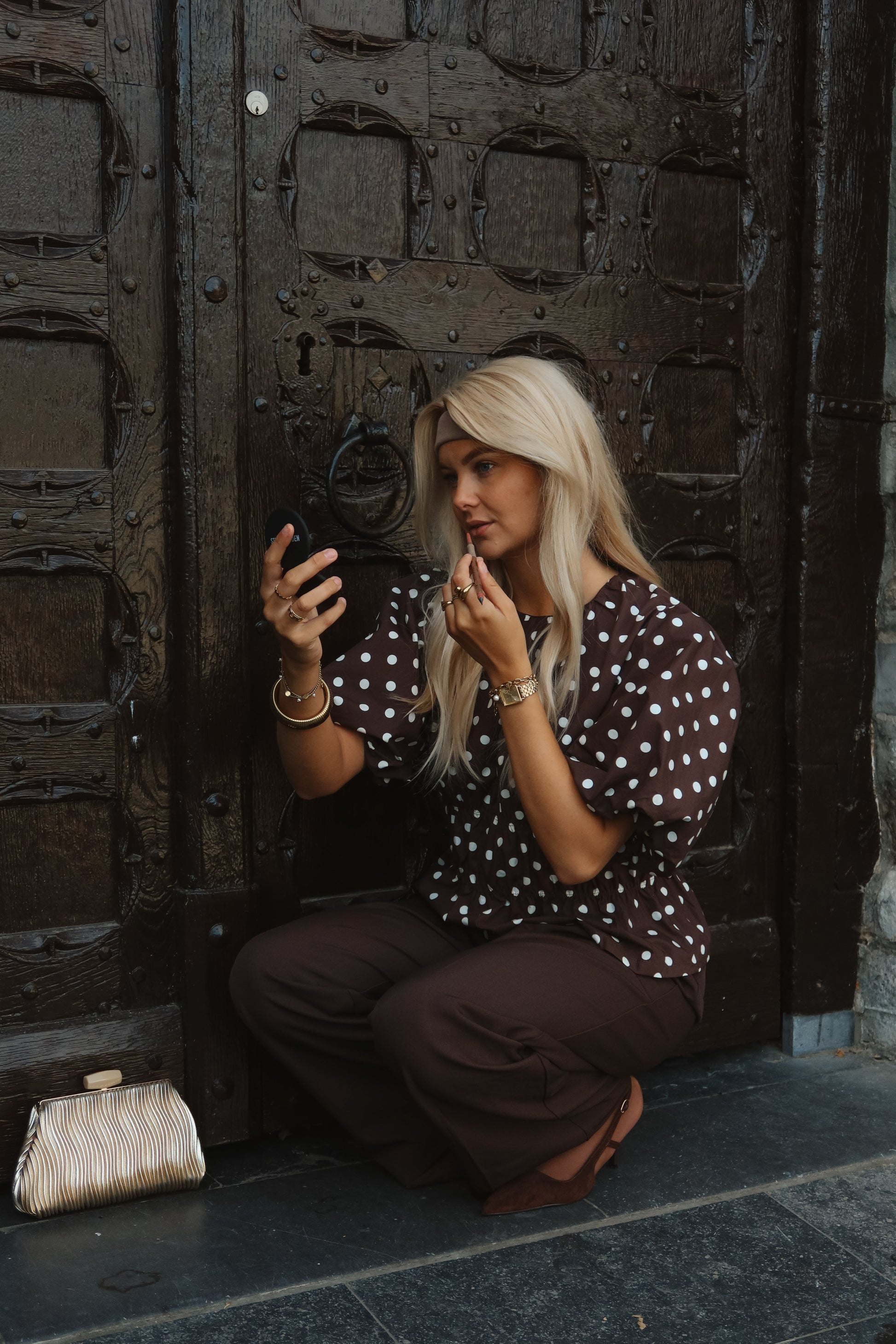 Mara top – chique bruine dames top met elegante snit, zachte stof en stijlvolle look voor zowel casual als formele outfits.