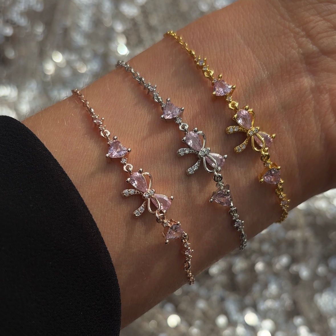 Bowy armband – elegante en tijdloze accessoire met een verfijnd ontwerp. Perfect voor elke gelegenheid, voegt een subtiele stijl en klasse toe aan je outfit.