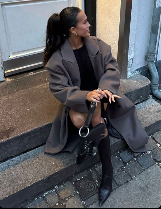 Juna lange oversized damesjas – Stijlvolle en comfortabele lange jas met een losvallende pasvorm, ideaal voor een trendy herfst- of winterlook. Perfect te combineren met elke outfit voor een elegante, casual uitstraling.