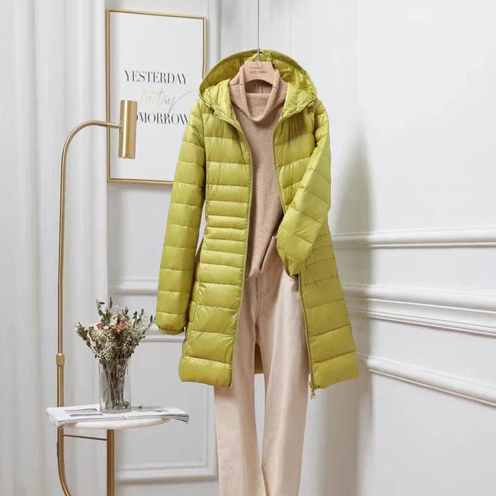 Lange dames winterjas in diverse kleuren – warme gevoerde stof, elegante pasvorm en perfecte bescherming tegen kou.
