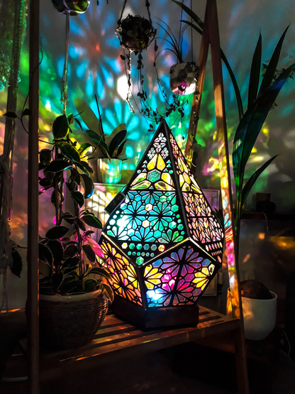Artglow - Diamanten Boheemse Kleuren Lamp – Een schitterende lamp met een bohemien design en diamanten kleuren die elke ruimte verlicht met een kleurrijke en sfeervolle gloed.