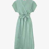 Lange jurk in zeegroen – elegante en comfortabele pasvorm, zachte vloeiende stof voor een stijlvolle en veelzijdige look.