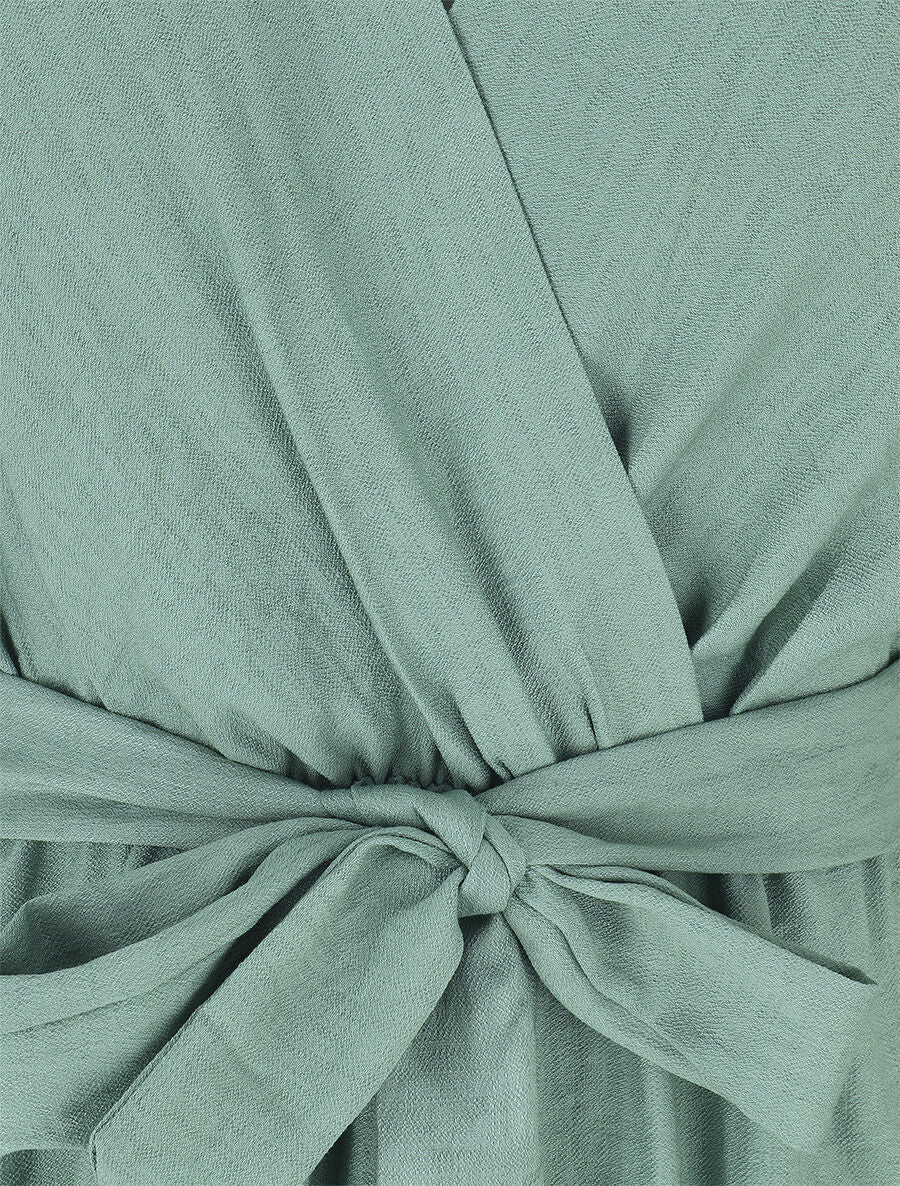 Lange jurk in zeegroen – elegante en comfortabele pasvorm, zachte vloeiende stof voor een stijlvolle en veelzijdige look.
