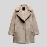 Vivienne trendy teddy jas voor dames – zachte en warme jas met rits, comfortabele oversized pasvorm en stijlvol design voor casual en winterse looks.