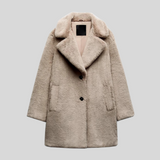 Vivienne trendy teddy jas voor dames – zachte en warme jas met rits, comfortabele oversized pasvorm en stijlvol design voor casual en winterse looks.