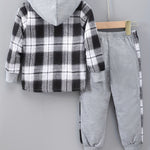 MiniStyle jongens set met geruite hoodie en bijpassende trainingsbroek, gemaakt van zachte, comfortabele stof – perfecte casual outfit voor dagelijks dragen en spelen.