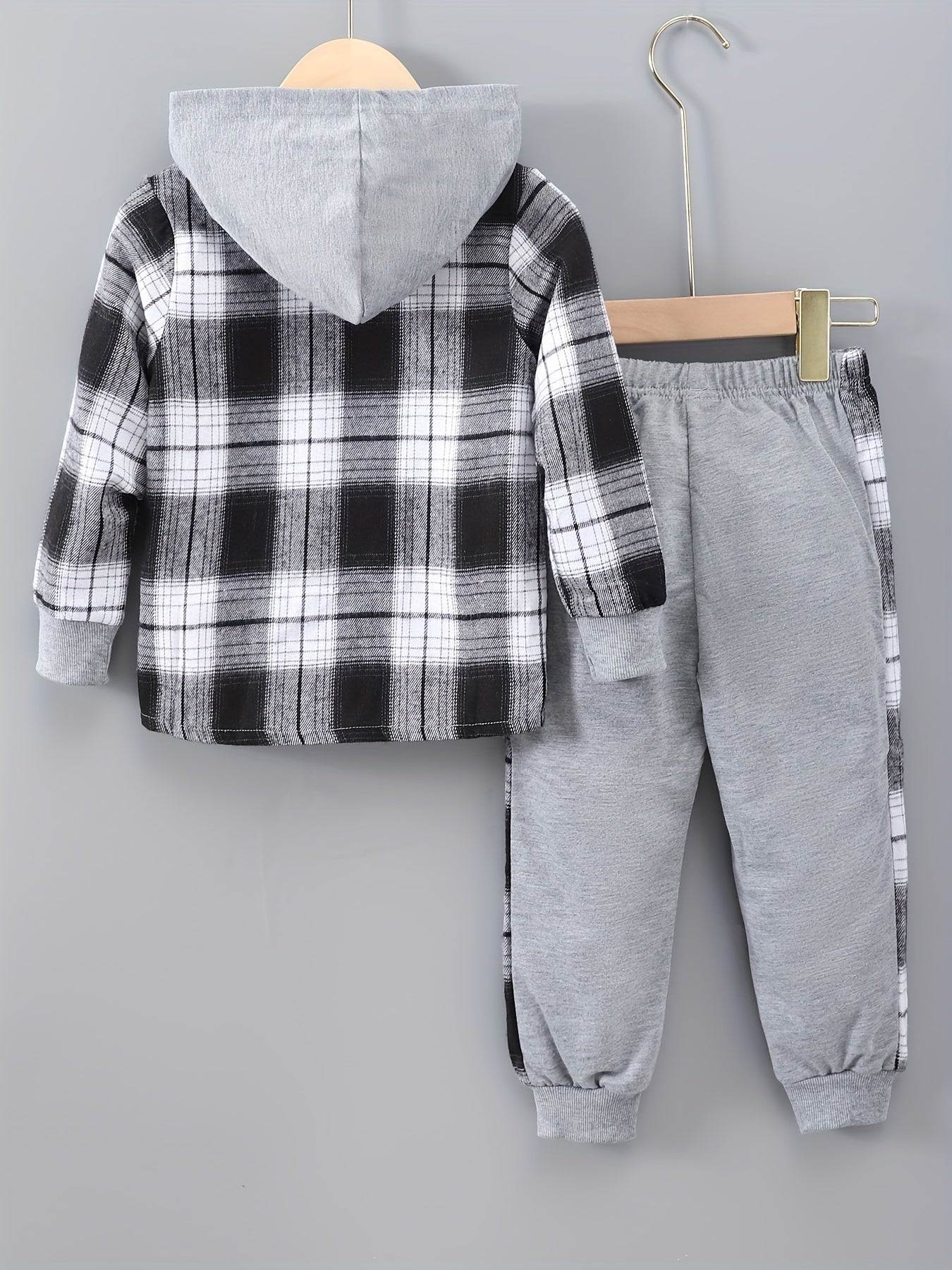 MiniStyle jongens set met geruite hoodie en bijpassende trainingsbroek, gemaakt van zachte, comfortabele stof – perfecte casual outfit voor dagelijks dragen en spelen.