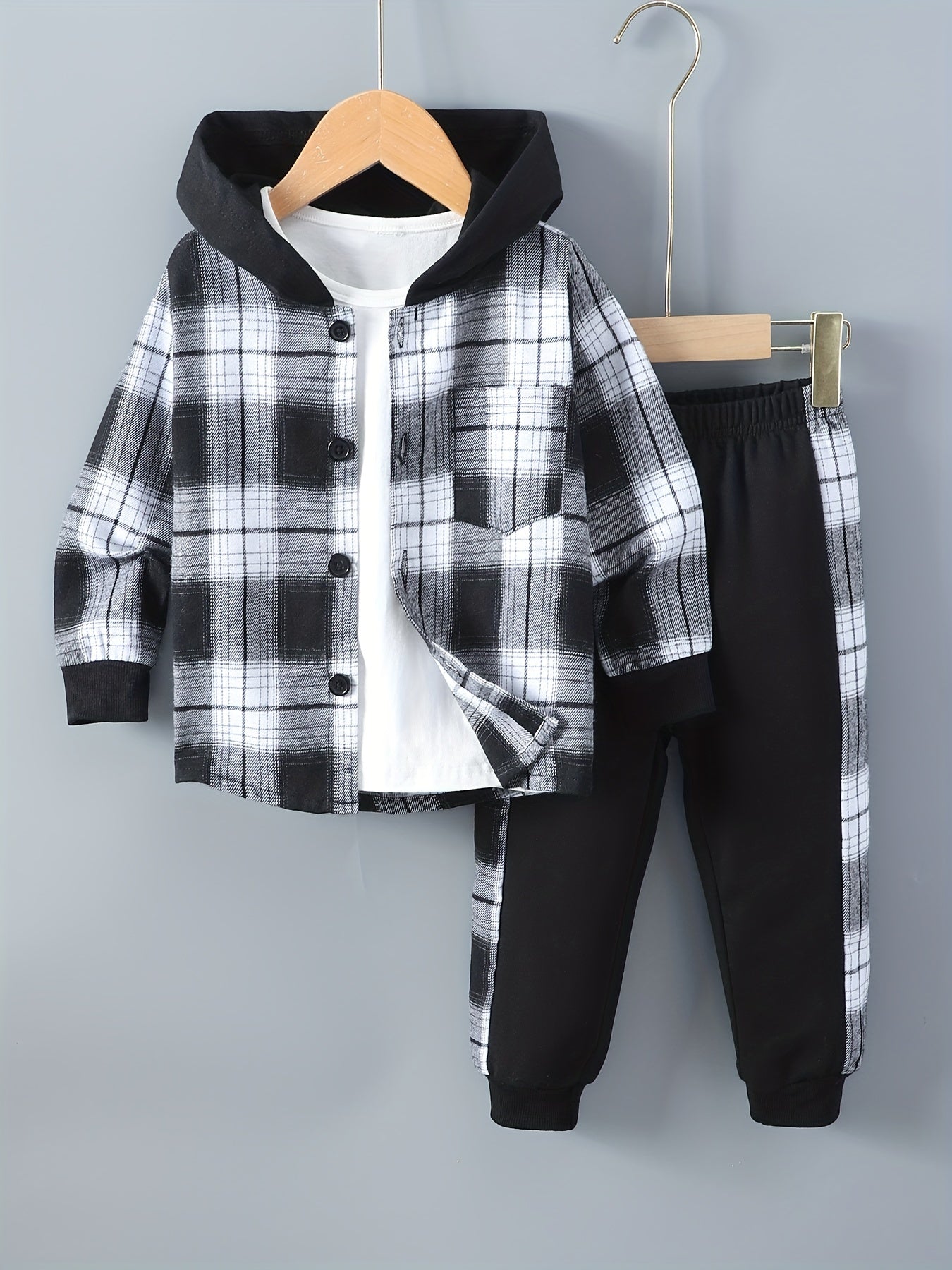 MiniStyle jongens set met geruite hoodie en bijpassende trainingsbroek, gemaakt van zachte, comfortabele stof – perfecte casual outfit voor dagelijks dragen en spelen.