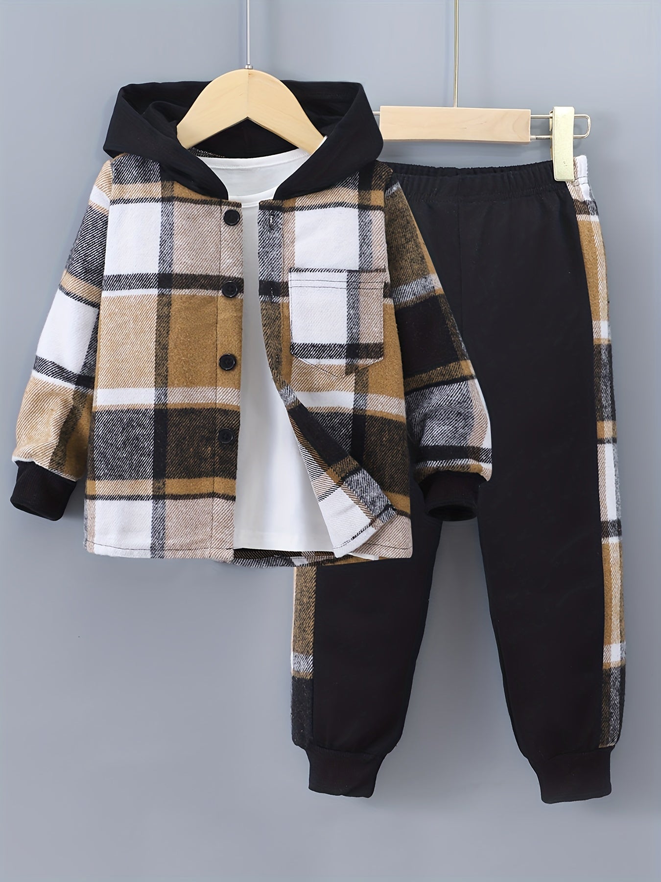 MiniStyle jongens set met geruite hoodie en bijpassende trainingsbroek, gemaakt van zachte, comfortabele stof – perfecte casual outfit voor dagelijks dragen en spelen.