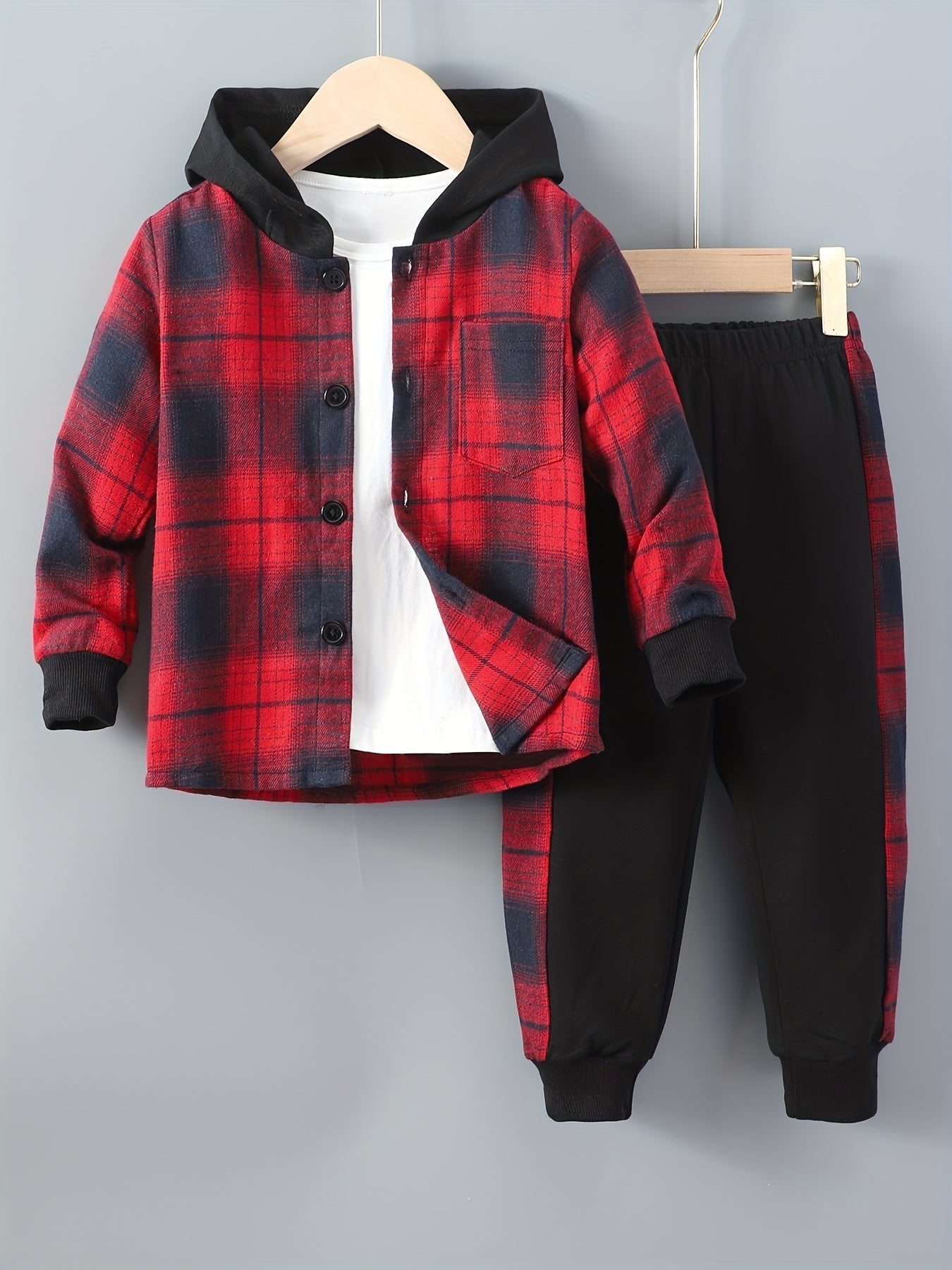 MiniStyle jongens set met geruite hoodie en bijpassende trainingsbroek, gemaakt van zachte, comfortabele stof – perfecte casual outfit voor dagelijks dragen en spelen.