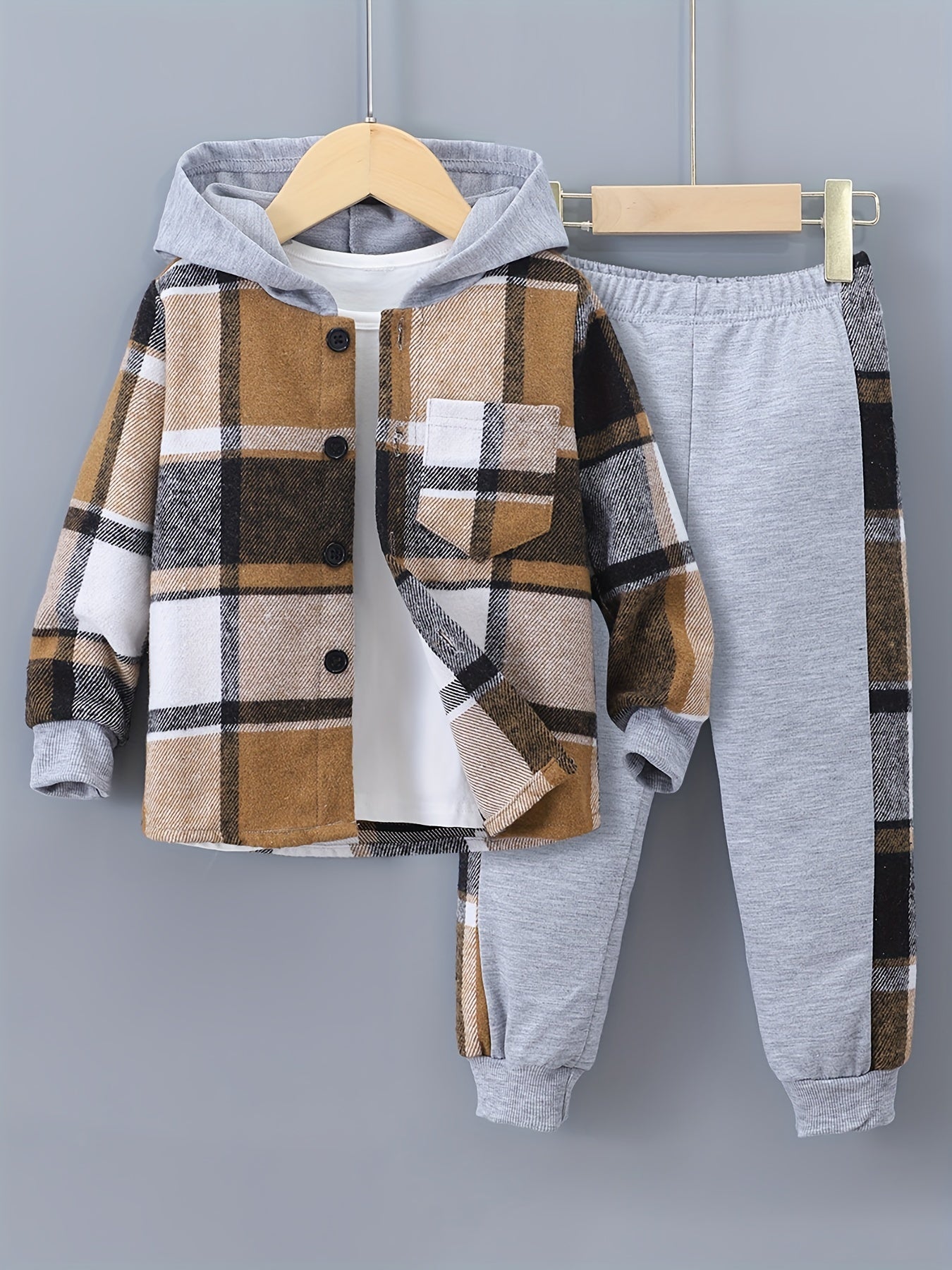 MiniStyle jongens set met geruite hoodie en bijpassende trainingsbroek, gemaakt van zachte, comfortabele stof – perfecte casual outfit voor dagelijks dragen en spelen.