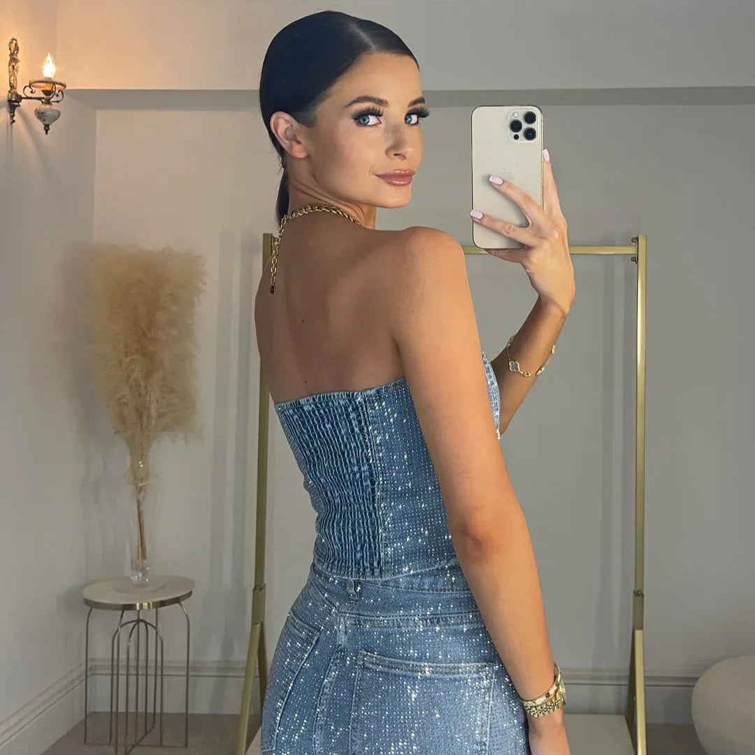 Virale diamanten jeans met hoge taille van stretch denim, versierd met glinsterende steentjes voor een opvallende, trendy look.