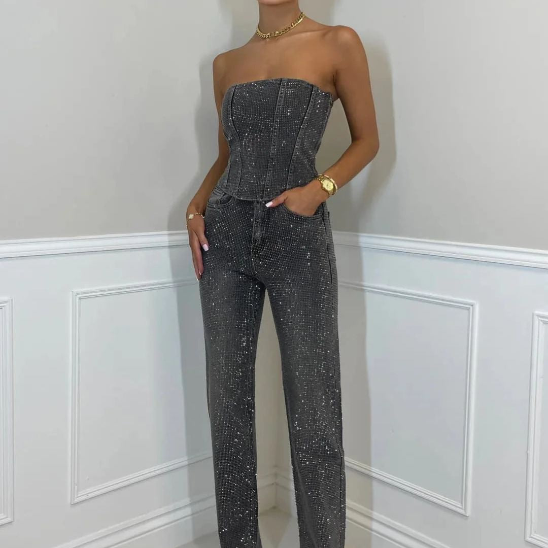 Virale diamanten jeans met hoge taille van stretch denim, versierd met glinsterende steentjes voor een opvallende, trendy look.