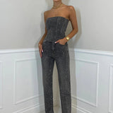 Virale diamanten jeans met hoge taille van stretch denim, versierd met glinsterende steentjes voor een opvallende, trendy look.