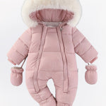 CozyBaby luxe winterjas jumpsuit met capuchon, gemaakt van zachte en warme stof – ideale comfortabele en beschermende outfit voor koude winterdagen.