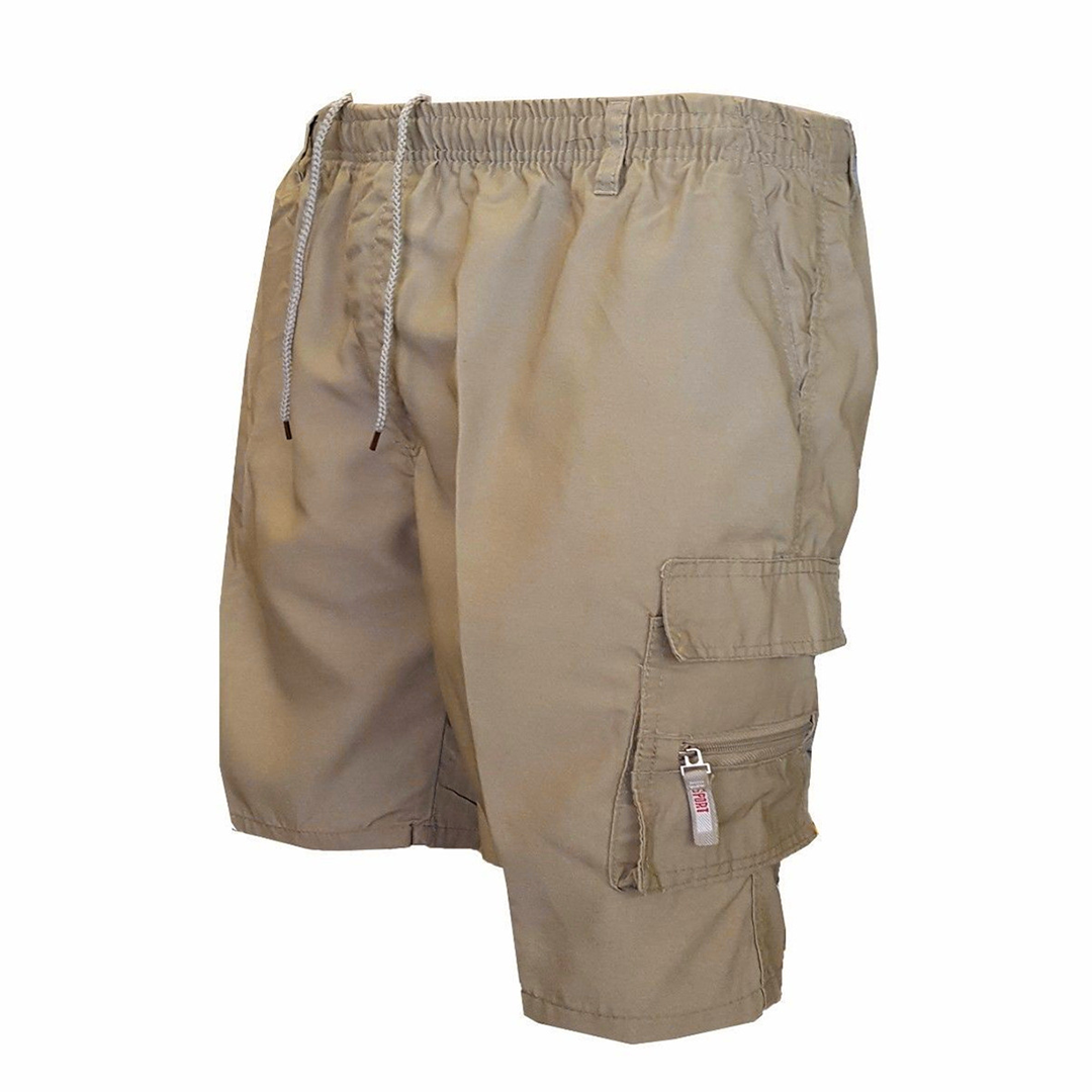 Man draagt MARTI comfortabele cargo shorts in zomerse setting, met zichtbare zijzakken en casual uitstraling – ideaal voor warme dagen.