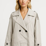 Korte Trenchcoat met Ceintuur en Dubbele Knopen