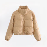 Korte dames donsjas in diverse kleuren – lichte, warme vulling, waterafstotend materiaal en comfortabele pasvorm voor winterdagen.