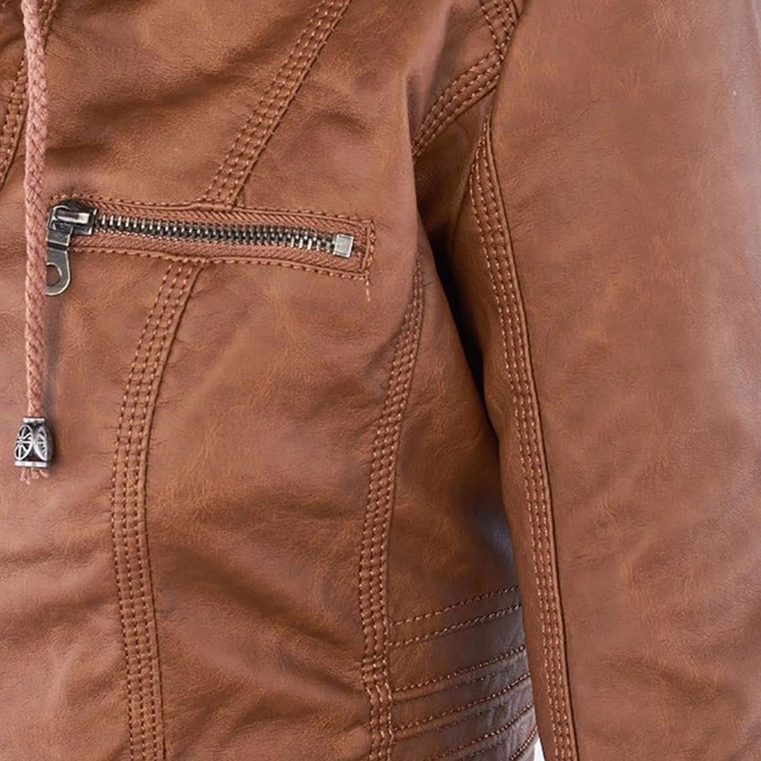 LIESL – Stijlvolle leren zomerjas voor dames, lichtgewicht en ademend design, ideaal voor frisse zomerdagen en trendy outdoor looks. Perfect te combineren met casual en chique outfits.