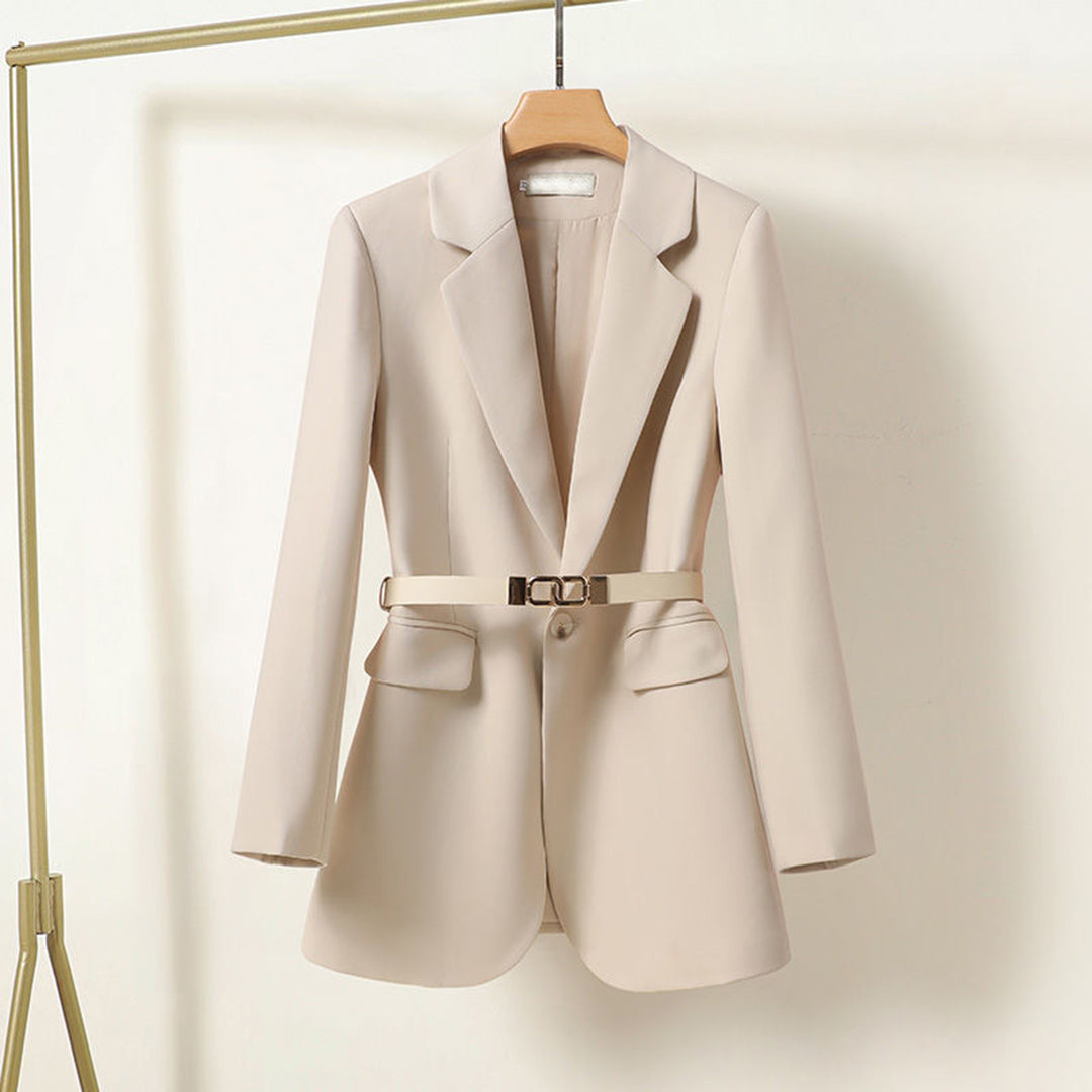 LISA – Nette lange damesblazer met riem, elegante pasvorm en klassieke uitstraling, perfect voor zakelijke outfits, formele gelegenheden of stijlvolle alledaagse looks.