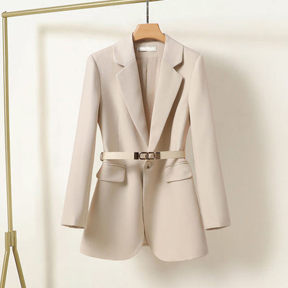 LISA – Nette lange damesblazer met riem, elegante pasvorm en klassieke uitstraling, perfect voor zakelijke outfits, formele gelegenheden of stijlvolle alledaagse looks.