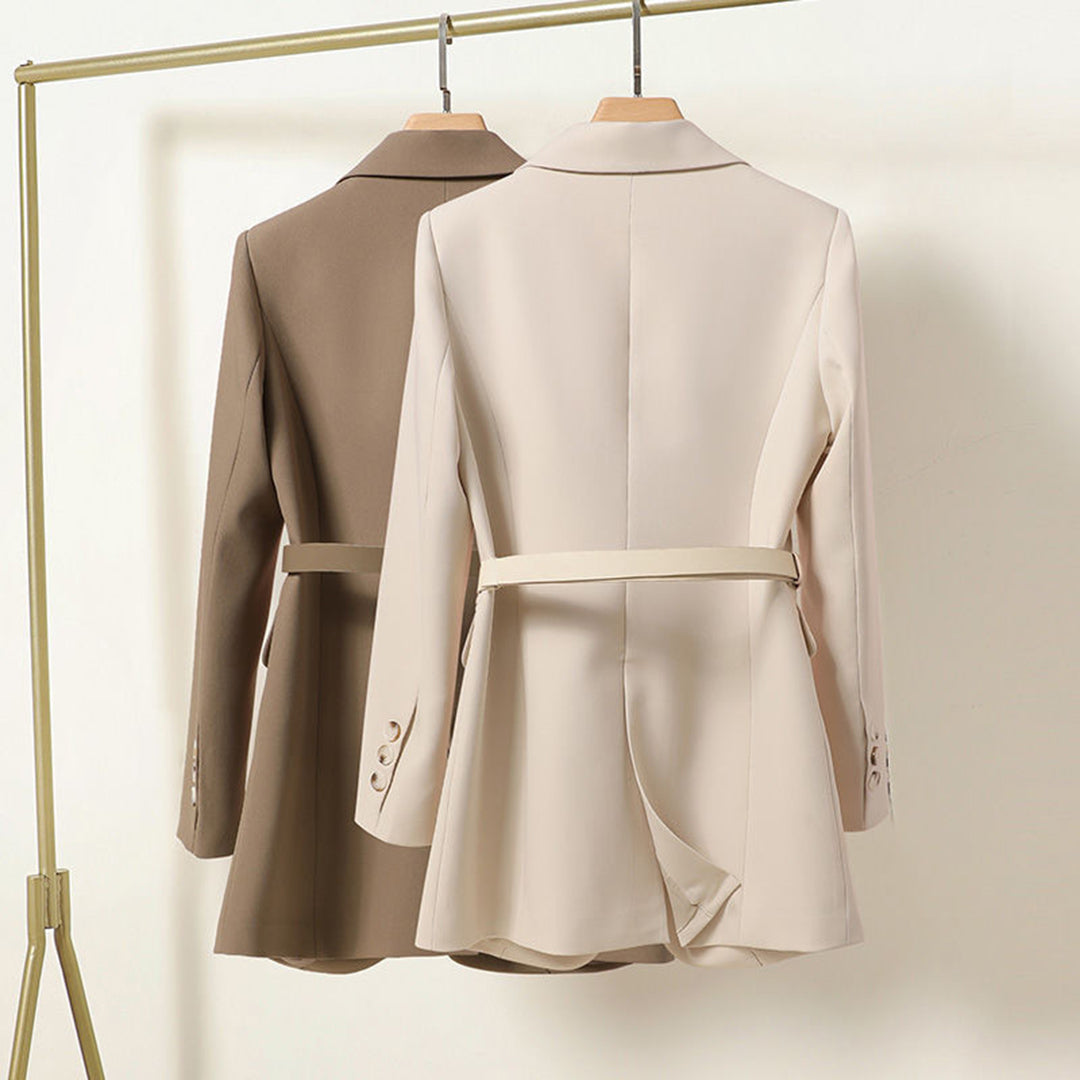LISA – Nette lange damesblazer met riem, elegante pasvorm en klassieke uitstraling, perfect voor zakelijke outfits, formele gelegenheden of stijlvolle alledaagse looks.
