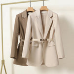 LISA – Nette lange damesblazer met riem, elegante pasvorm en klassieke uitstraling, perfect voor zakelijke outfits, formele gelegenheden of stijlvolle alledaagse looks.