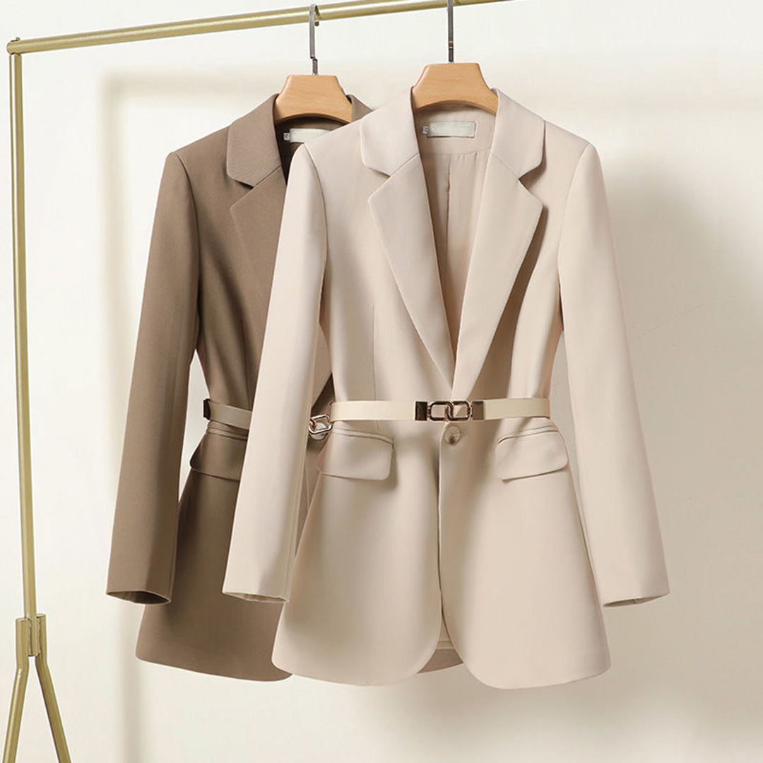 LISA – Nette lange damesblazer met riem, elegante pasvorm en klassieke uitstraling, perfect voor zakelijke outfits, formele gelegenheden of stijlvolle alledaagse looks.