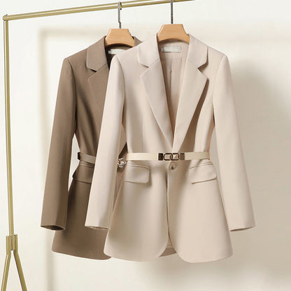 LISA – Nette lange damesblazer met riem, elegante pasvorm en klassieke uitstraling, perfect voor zakelijke outfits, formele gelegenheden of stijlvolle alledaagse looks.
