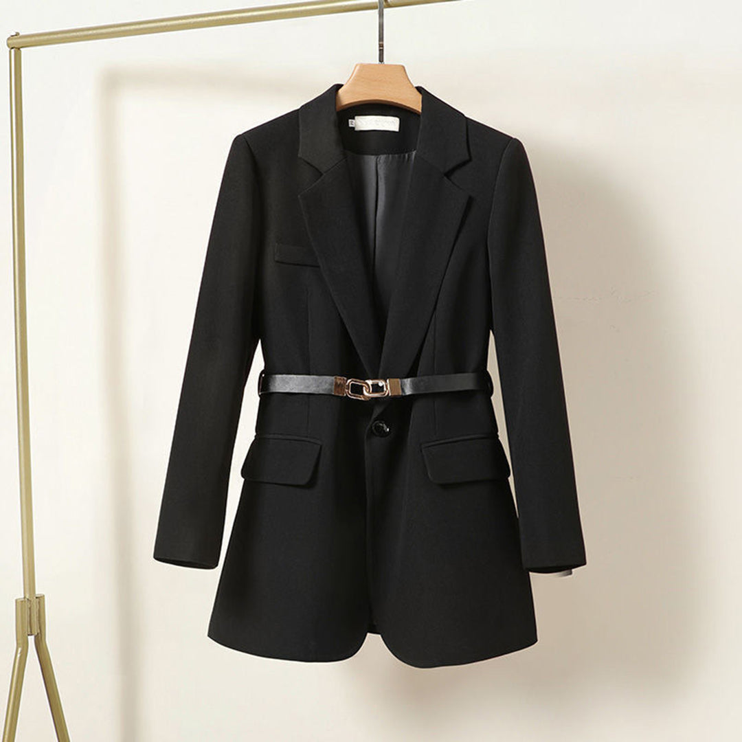 LISA – Nette lange damesblazer met riem, elegante pasvorm en klassieke uitstraling, perfect voor zakelijke outfits, formele gelegenheden of stijlvolle alledaagse looks.
