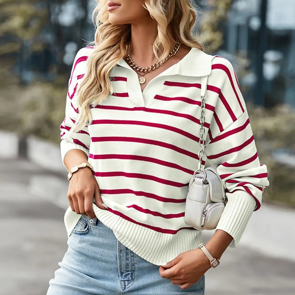 Chique gestreepte damestrui met elegante kleurcombinatie, ronde hals en comfortabele pasvorm – perfect voor een stijlvolle dagelijkse outfit.