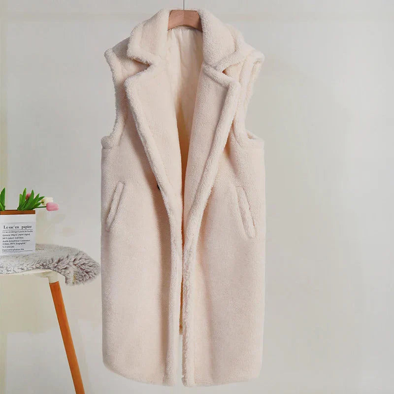 Amara dames winterjas – teddy-mantel zonder mouwen, zachte en warme jas met comfortabele pasvorm, ideaal voor stijlvolle winteroutfits en laagjeslooks.