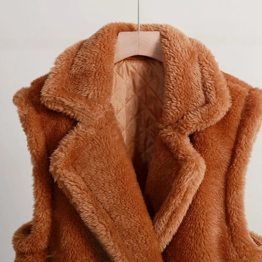 Amara dames winterjas – teddy-mantel zonder mouwen, zachte en warme jas met comfortabele pasvorm, ideaal voor stijlvolle winteroutfits en laagjeslooks.