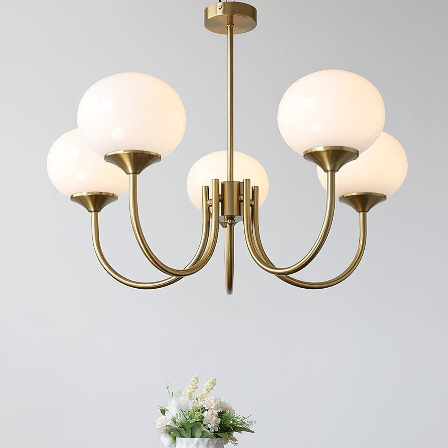 AuraGlow Marshmallow Kroonluchter – Elegant en moderne kroonluchter met zachte, marshmallow-achtige lampenkappen, voor een sfeervolle en luxe uitstraling in elke ruimte.