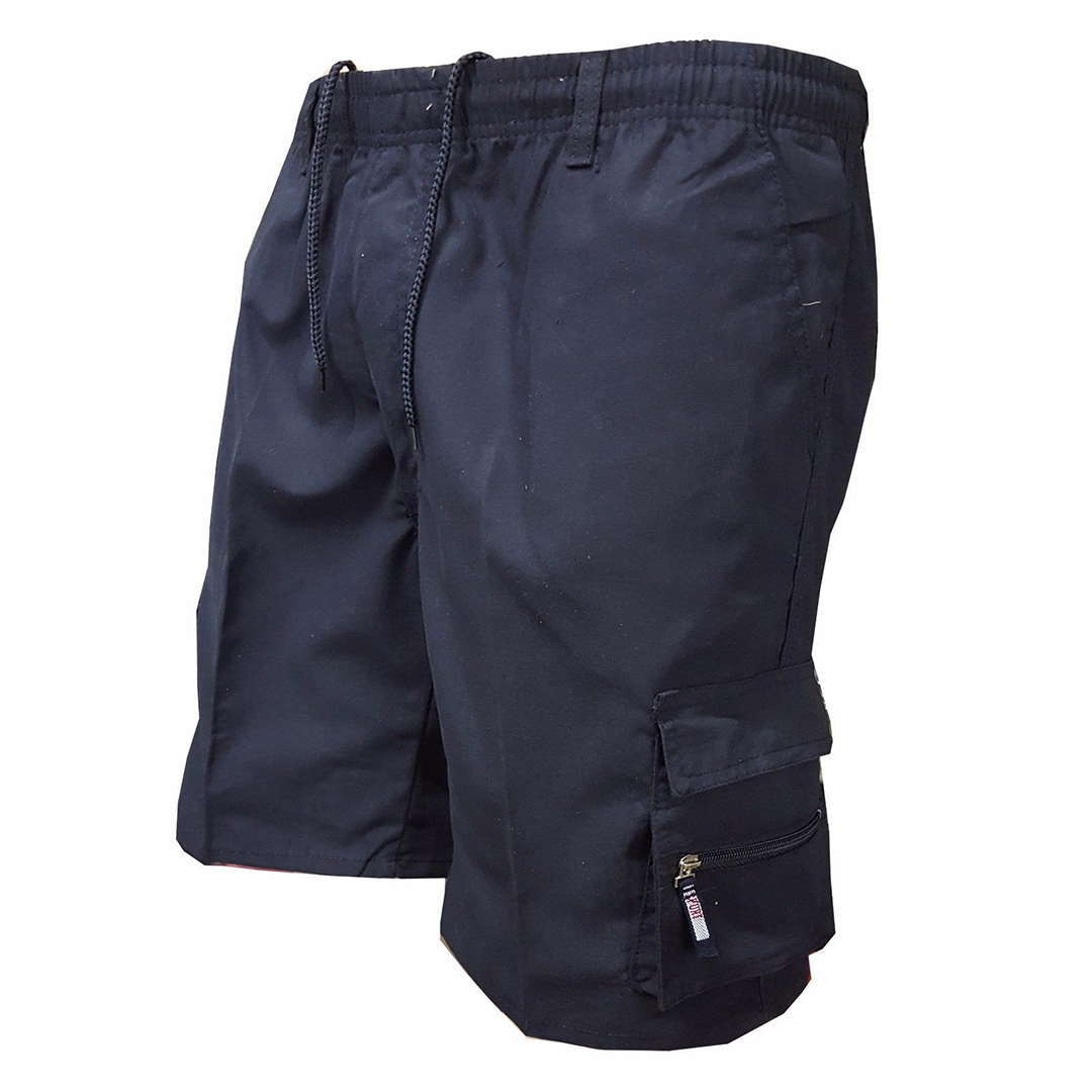 Man draagt MARTI comfortabele cargo shorts in zomerse setting, met zichtbare zijzakken en casual uitstraling – ideaal voor warme dagen.
