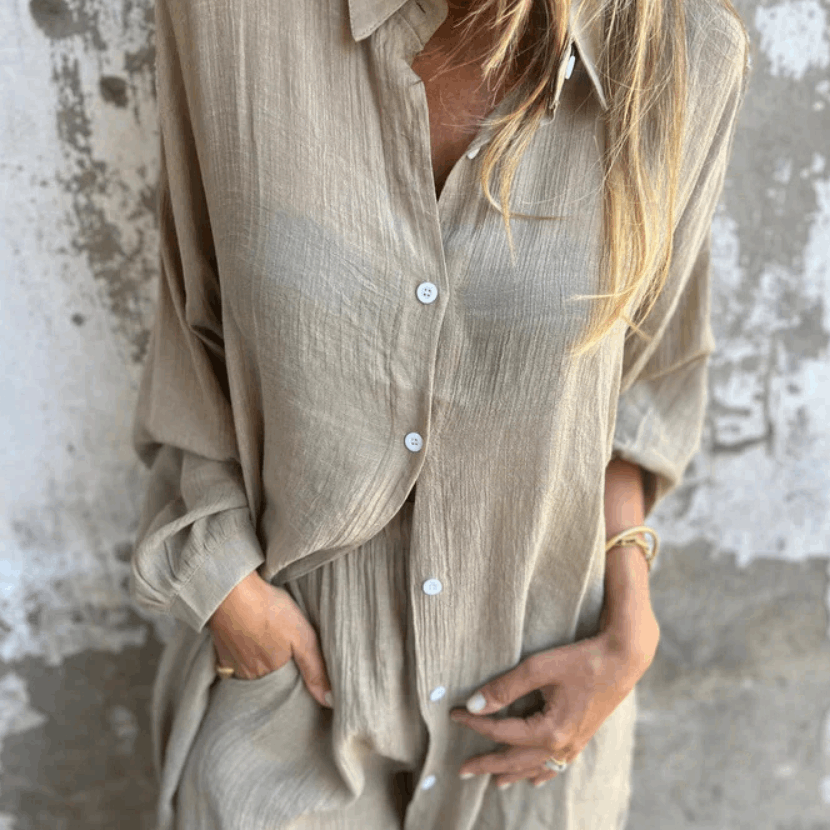 Nina luchtige blouse set – elegante damesoutfit bestaande uit een luchtige blouse en bijpassende broek, perfect voor zomerse dagen of casual uitjes.
