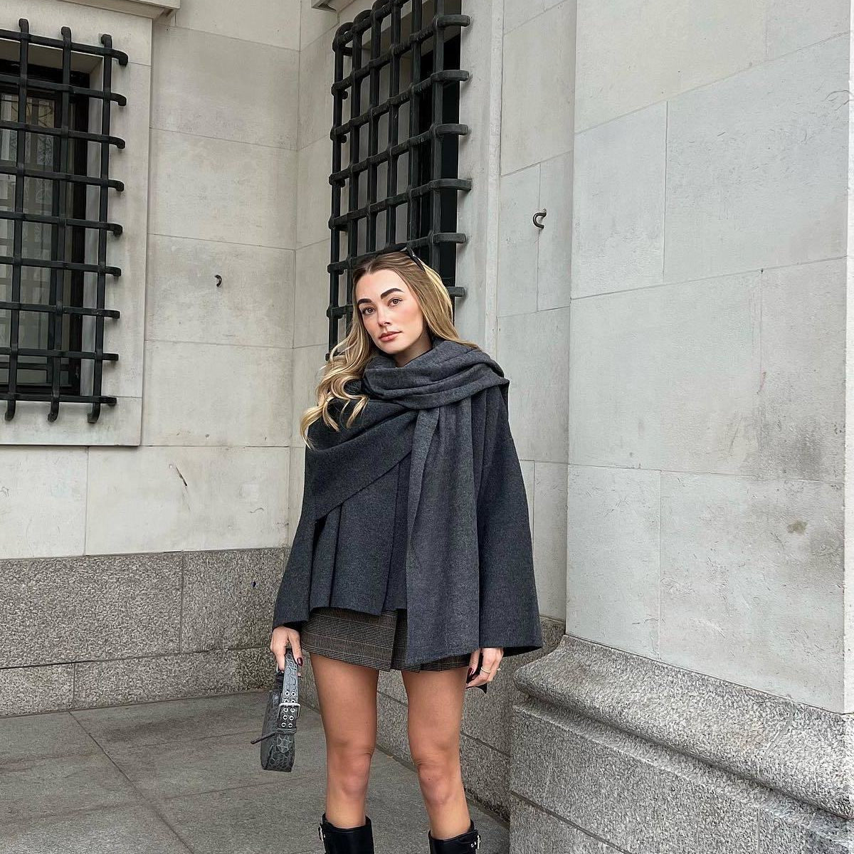 Elegante damesjas met gelaagde look en cape, perfect voor een chique en stijlvolle uitstraling.
