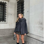 Elegante damesjas met gelaagde look en cape, perfect voor een chique en stijlvolle uitstraling.