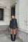 Elegante damesjas met gelaagde look en cape, perfect voor een chique en stijlvolle uitstraling.